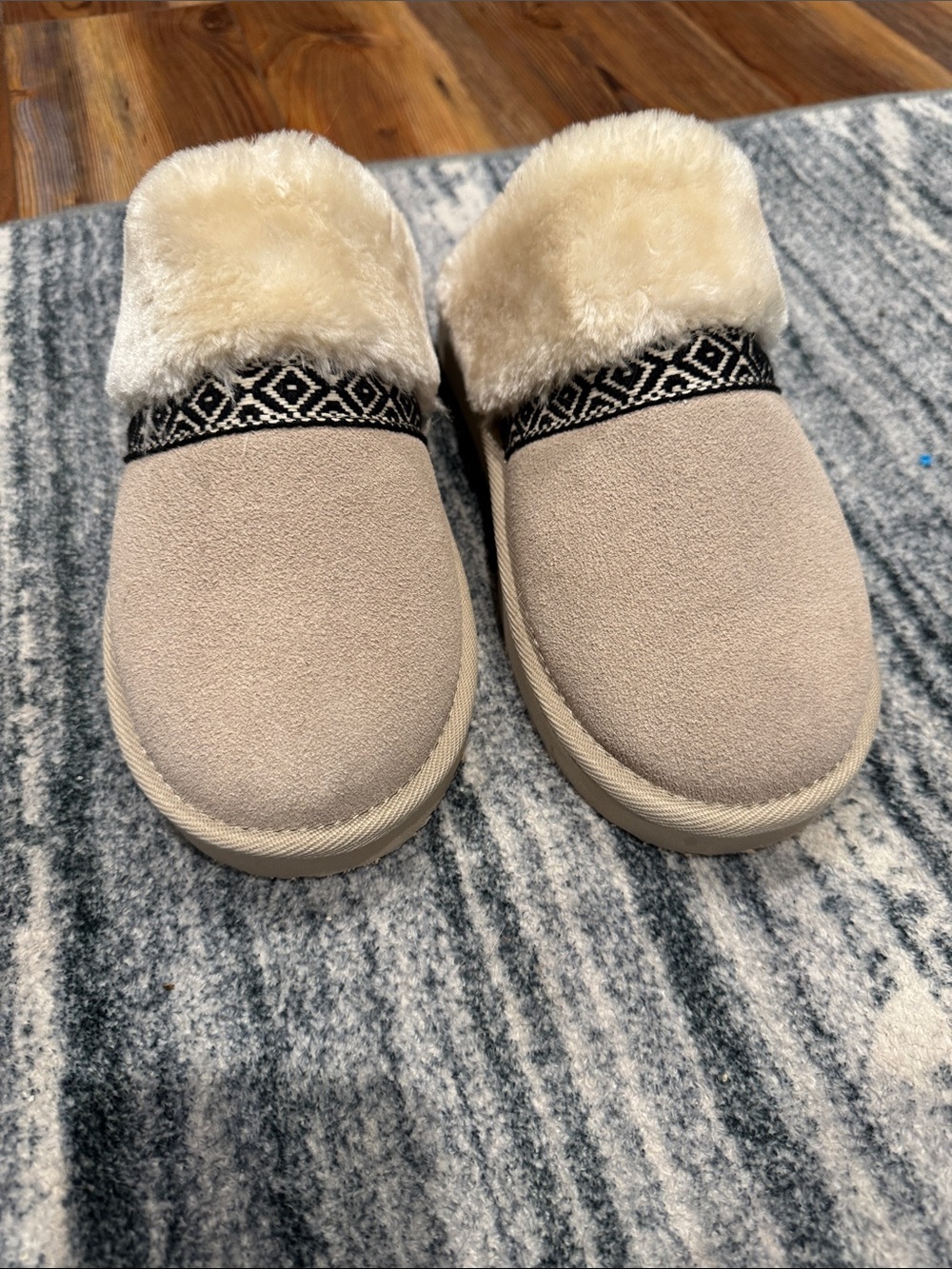 Minnetonka Cream Faux Fur Lined Slip-On Slippers with Black Accent - Picture 3 of 6